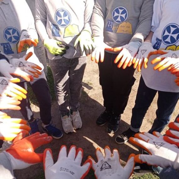 VIIბ და VIა კლასის მოსწავლეებმა პროექტის „ადამიანი და ბუნება“ ფარგლებში დაასუფთავეს სკოლის ეზო და მისი მიმდებარე ტერიტორია