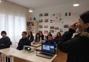 ქართული ენის კვირეულისადმი მიძღვნილი კვირეული ქართული ენისა და ლიტერატურის პედაგოგმა ლიკა დევნოზასვილმა ლექციით გახსნა