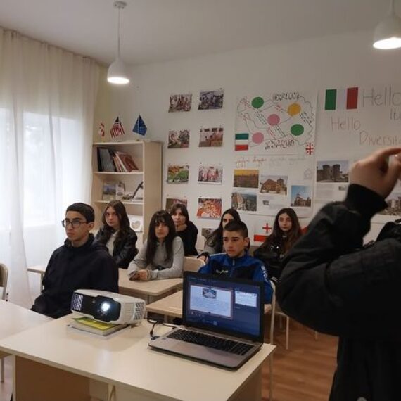 ქართული ენის კვირეულისადმი მიძღვნილი კვირეული ქართული ენისა და ლიტერატურის პედაგოგმა ლიკა დევნოზასვილმა ლექციით გახსნა