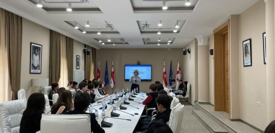 სამოქალაქო განათლების კლუბის ორგანიზებით შეხვედრა გაიმრთა საქართველოს პარლამენტის გენდერული თანასწორობის თავმჯდომარესთან